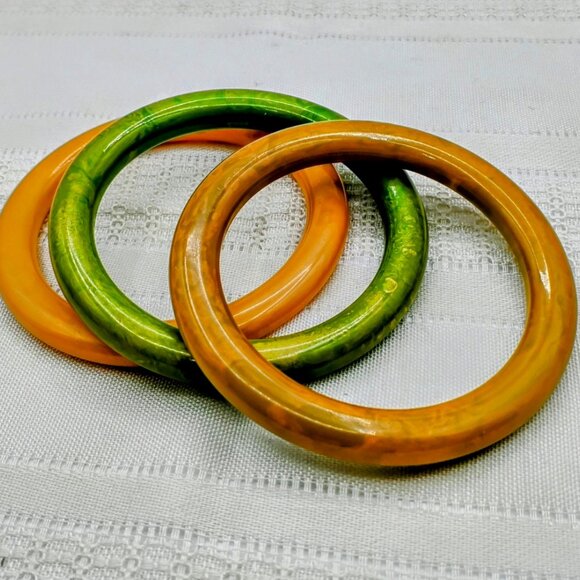Three bakelite bangle bracelets in pea green, yellow and mustard 1960s - Picture 4 of 8